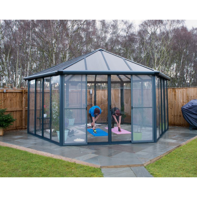 garda-gazebo-people-doing-yoga-inside