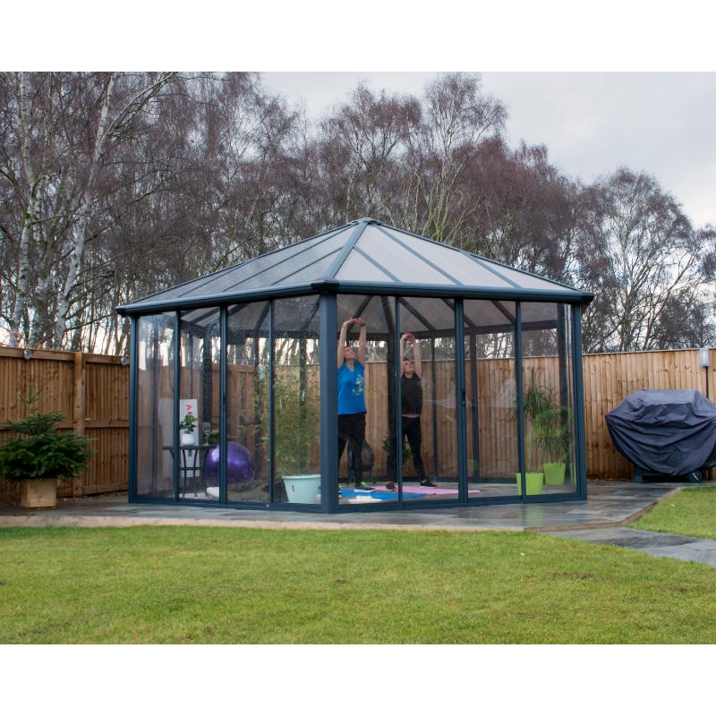 garda-gazebo-people-stretching-inside